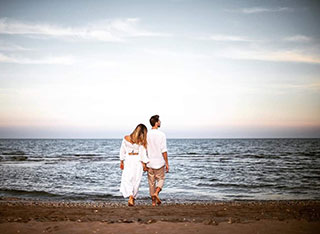 In spiaggia a piedi nudi
